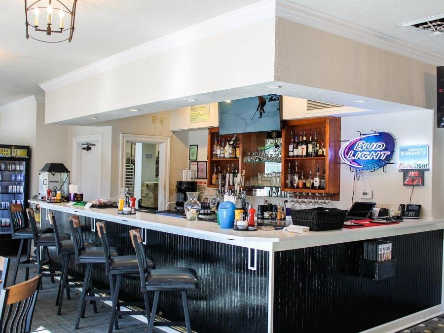 Pointe Royale Bar & Grill